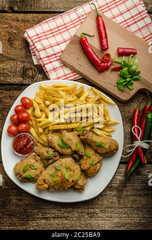 Poulet frit, frites et de chili trempette et oignons de printemps sur le dessus du repas Banque D'Images