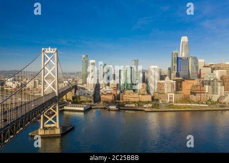 Vue aérienne de San Francisco, Californie, horizon au lever du soleil. Espace de copie spacieux dans un ciel bleu. Pont de baie en premier plan sur le côté gauche du cadre. Banque D'Images