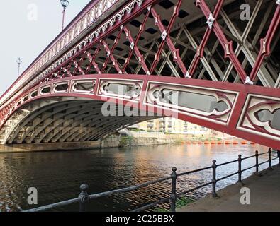 pont historique du xixe siècle traversant la rivière aire à leeds Banque D'Images