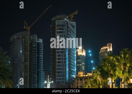 Nouveau chantier de construction de bâtiments de grande hauteur à Dubaï la nuit. Concept de développement de Dubaï rapide. Banque D'Images