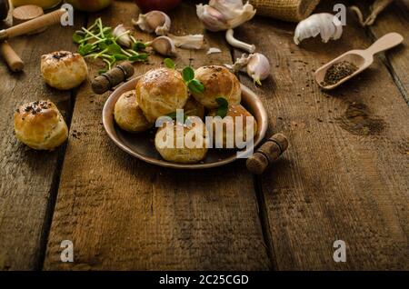 Mini petits pains au fromage de la pâte maison, saupoudrées de graines de sésame, de graines de pavot et de caraway, de jus d'orange, de pomme fraîche et d'herbes sur le dessus Banque D'Images