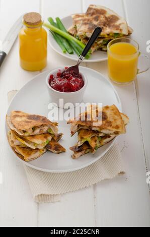 La Turquie quesadillas avec groseille sauce, jus d'orange Banque D'Images