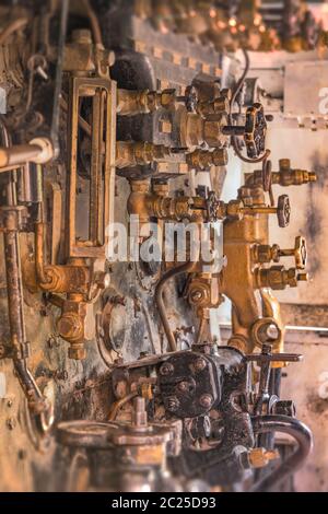Les vannes de commande noir et or d'un vieux moteur à vapeur dans le parc Asukayama Kita dans le district de Tokyo, Japon. Banque D'Images