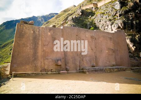 Mur des six monolithes du site archéologique d'Ollantaytambo, Cuzco, Pérou Banque D'Images