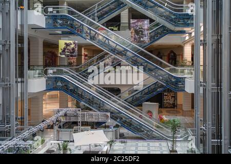 Voronezh, Russie - juin 2020 : vide grand centre commercial ou centre commercial avec des magasins fermés et sans clients. Suppression partielle des restrictions de quarantaine après une pandémie covid-19. Banque D'Images