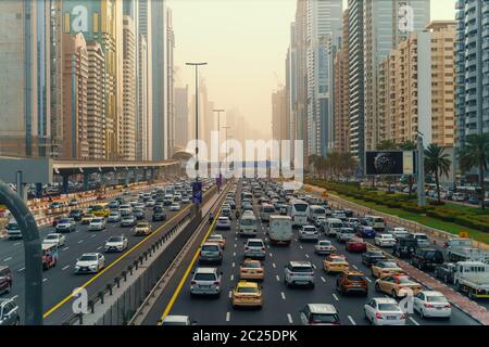 Dubaï, Émirats Arabes Unis - 2020 février : heure de pointe avec de nombreuses voitures. Embouteillage dans la route du centre-ville de Dubaï, parmi les gratte-ciel. Banque D'Images