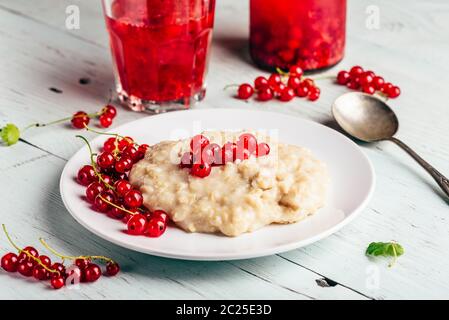 Simple et petit-déjeuner sain avec de porridge et de l'eau infusée aux fruits rouges Banque D'Images