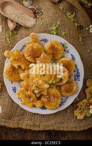 Feuilletés salés - Angel, Star et balles, saupoudré de cumin et graines, jeunes herbes, jus d'orange frais Banque D'Images