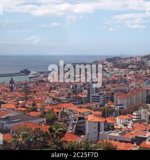 vue panoramique de la ville de funchal à madère avec le port et la mer au loin Banque D'Images