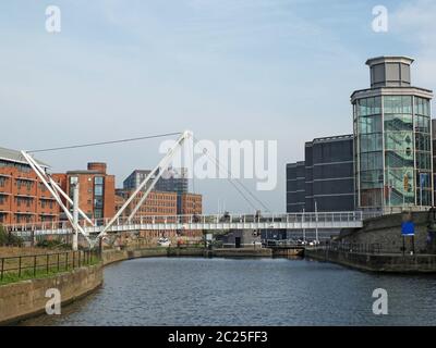 pont des chevaliers traversant la rivière aire à leeds avec des appartements et des armuries royales environnants Banque D'Images