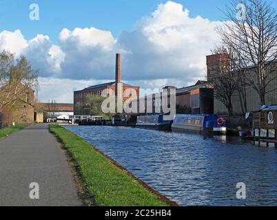 oddy se verrouille sur le canal de leeds à liverpool avec l'usine historique de castleton en arrière-plan Banque D'Images