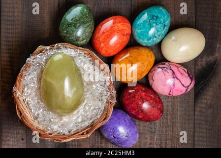 Un groupe coloré de marbre des oeufs de pâques Banque D'Images