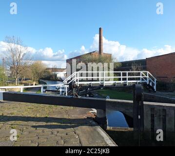 l'ancien moulin de castleton près d'armley à leeds et oddy écluses portes et passerelle traversant le canal Banque D'Images