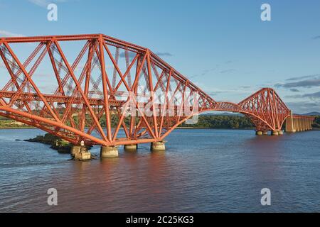 Le Forth Rail Bridge, en Écosse, relie South Queensferry (Édimbourg) au North Queensferry Banque D'Images