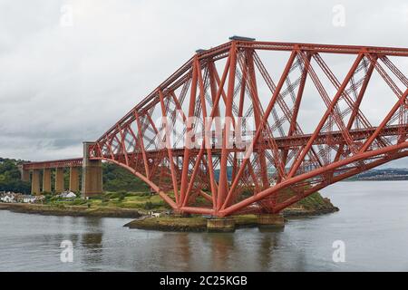 Le Forth Rail Bridge, en Écosse, reliant South Queensferry (Édimbourg) au North Queensferry (Fi Banque D'Images