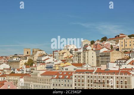 Vue sur l'architecture traditionnelle et les maisons sur la colline de Sao Jorge à Lisbonne, Portugal. Banque D'Images