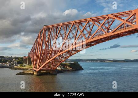 Le Forth Rail Bridge, en Écosse, reliant South Queensferry (Édimbourg) au North Queensferry (Fi Banque D'Images