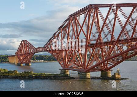 Le Forth Rail Bridge, en Écosse, reliant South Queensferry (Édimbourg) au North Queensferry (Fi Banque D'Images