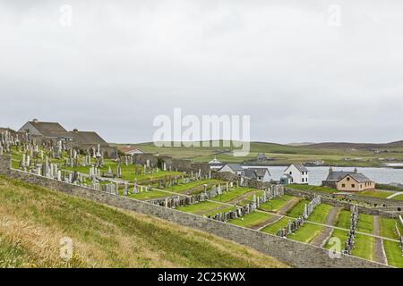 Cimetière sur une colline face à la mer du Nord à Lerwick, aux îles Shetland, Écosse, Royaume-Uni. Banque D'Images