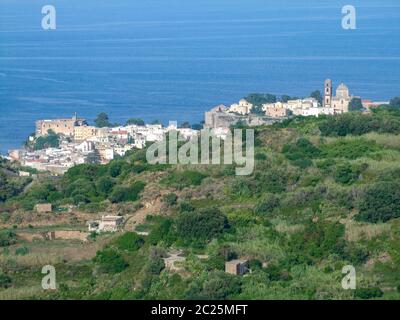 Lipari situé à une île nommée Lipari, la plus grande des îles éoliennes dans la mer Tyrrhénienne près de la Sicile en Italie Banque D'Images