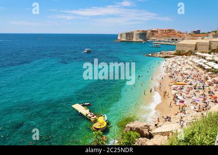 DUBROVNIK, CROATIE - Juillet 12, 2019 : Vue aérienne de la vieille ville de Dubrovnik et de la plage de Banje, la mer Adriatique Banque D'Images