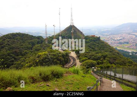 Treillis avec de nombreuses paraboles et antennes de télévision et de radio sur pic Jaragua, Sao Paulo, Brésil Banque D'Images