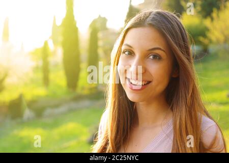 Portrait de la femme souriante heureuse en été ensoleillé ou jour de printemps dehors, mignonne femme souriante regardant vous, belle jeune fille appréciant l'été, filte Banque D'Images