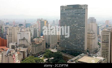 SAO PAULO, BRÉSIL - 10 MAI 2019 : Mirante do Vale Santa Ifigênia bâtiment avec Viaduto do viaduct et, en centre-ville de Sao Paulo, Brésil Banque D'Images