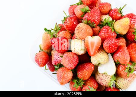 un punnet de fraises sur fond blanc Banque D'Images