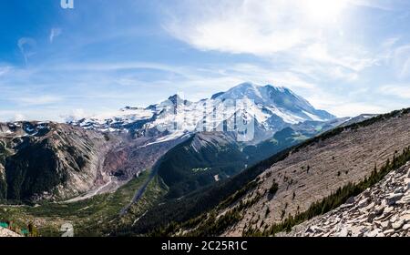 Vue depuis le sentier de Burroughs Mountain entre, parc national du Mont Rainier, Washington, États-Unis. Banque D'Images