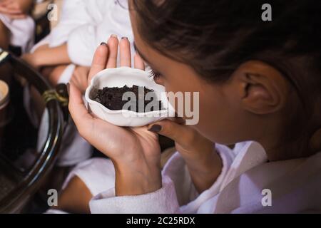 Cérémonie de thé après le sauna. Les filles en manteaux blancs boivent du thé chinois. Banque D'Images