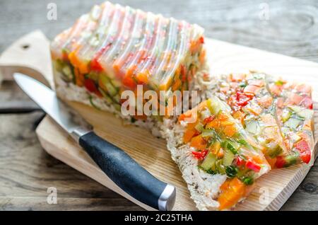 Galantine de poulet avec légumes Banque D'Images