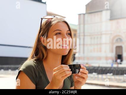 Belle fashion woman sitting in cafe en plein air en Italie boire du café Banque D'Images