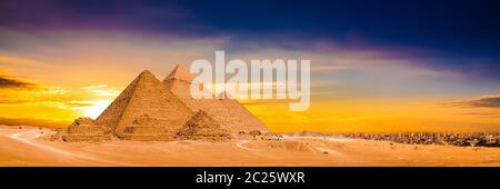 Grandes pyramides de Gizeh, en Egypte, au coucher du soleil Banque D'Images