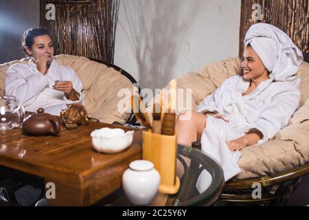 Cérémonie de thé après le sauna. Les filles en manteaux blancs boivent du thé chinois. Banque D'Images