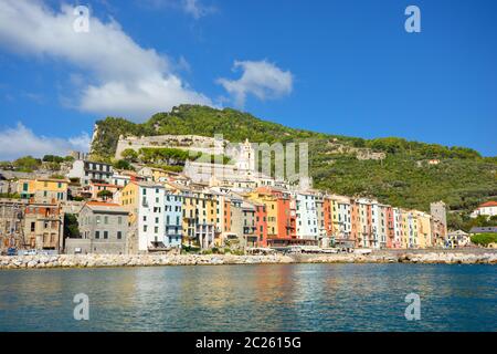 Le village côtier coloré de Porto Venere, en Italie, sur la côte ligure, avec ses cafés-terrasses, ses boutiques et sa marina. Banque D'Images