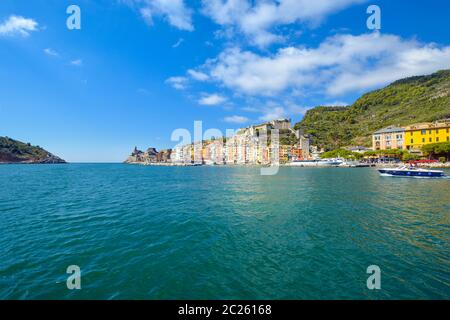 Un hors-bord traverse le port coloré du village de Portovenere, en Italie, sur la côte ligure près des Cinque Terre. Banque D'Images