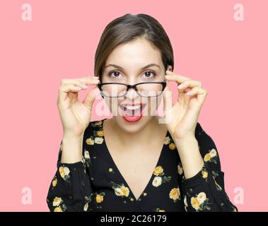 Ouah ! Je ne vous crois pas! Portrait en gros plan de femme stupéfait avec la bouche ouverte et rétro style vintage touchant ses lunettes. Banque D'Images