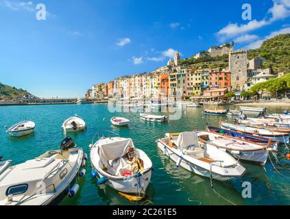 Mer colorée et village de Portovenere, Italie, avec son port, jetée, cafés et ancien fort et château sur la côte ligure de l'Italie Banque D'Images