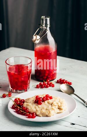 Simple et petit-déjeuner sain avec de porridge et de l'eau infusée aux fruits rouges Banque D'Images