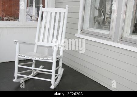 Fauteuil à bascule blanc sur le porche Banque D'Images