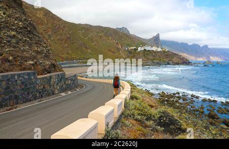 Female hiker backpacker marchant à l'almaciga petit village de montagne Anaga sur l'océan Atlantique, Tenerife Banque D'Images