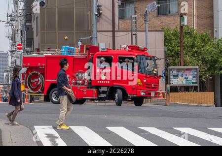 Camion de pompiers dans la rue de Tokyo, Japon Banque D'Images