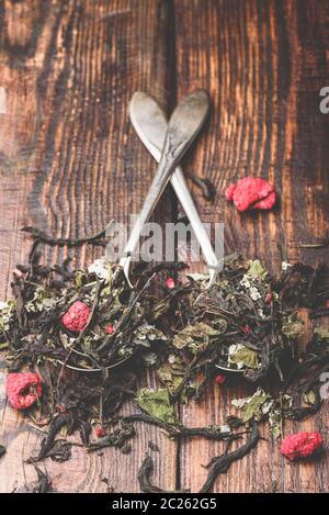 Deux cuillères de thé de fines herbes framboise plus de surface en bois Banque D'Images