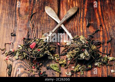 Deux cuillères de thé de fines herbes framboise plus de surface en bois Banque D'Images