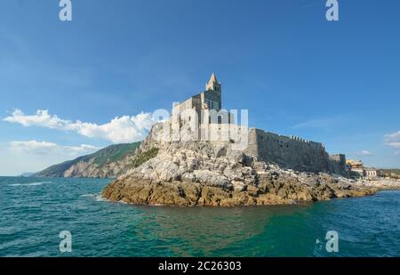 L'imposante église de Saint Pierre et le Château des Doria sur la péninsule rocheuse à l'entrée de Porto Venere l'Italie sur la côte ligure. Banque D'Images