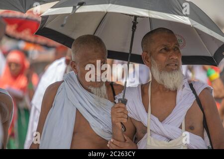 Vieil homme en saison du Hajj Pilgrims en journée, exécutant Hajj, Mina mecca , Arabie Saoudite, août 2019 Banque D'Images