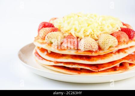 Pizza au fromage et fraise, doux, Pizza Pizza gâteau pn fond blanc Banque D'Images
