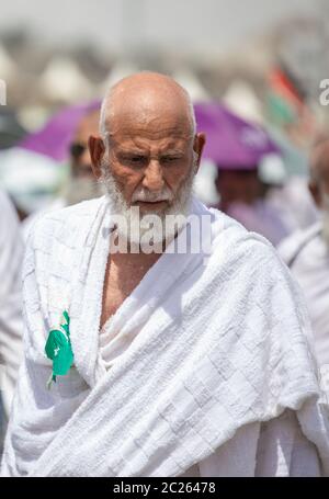 Vieil homme en saison du Hajj Pilgrims en journée, exécutant Hajj, Mina mecca , Arabie Saoudite, août 2019 Banque D'Images