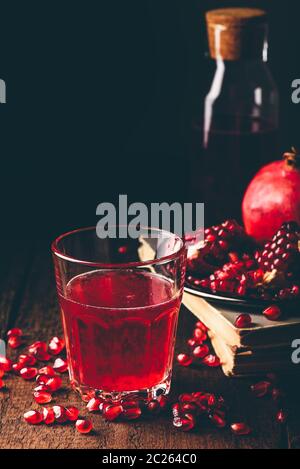 Cocktail avec du jus de grenade fraîche à Tumbler Banque D'Images